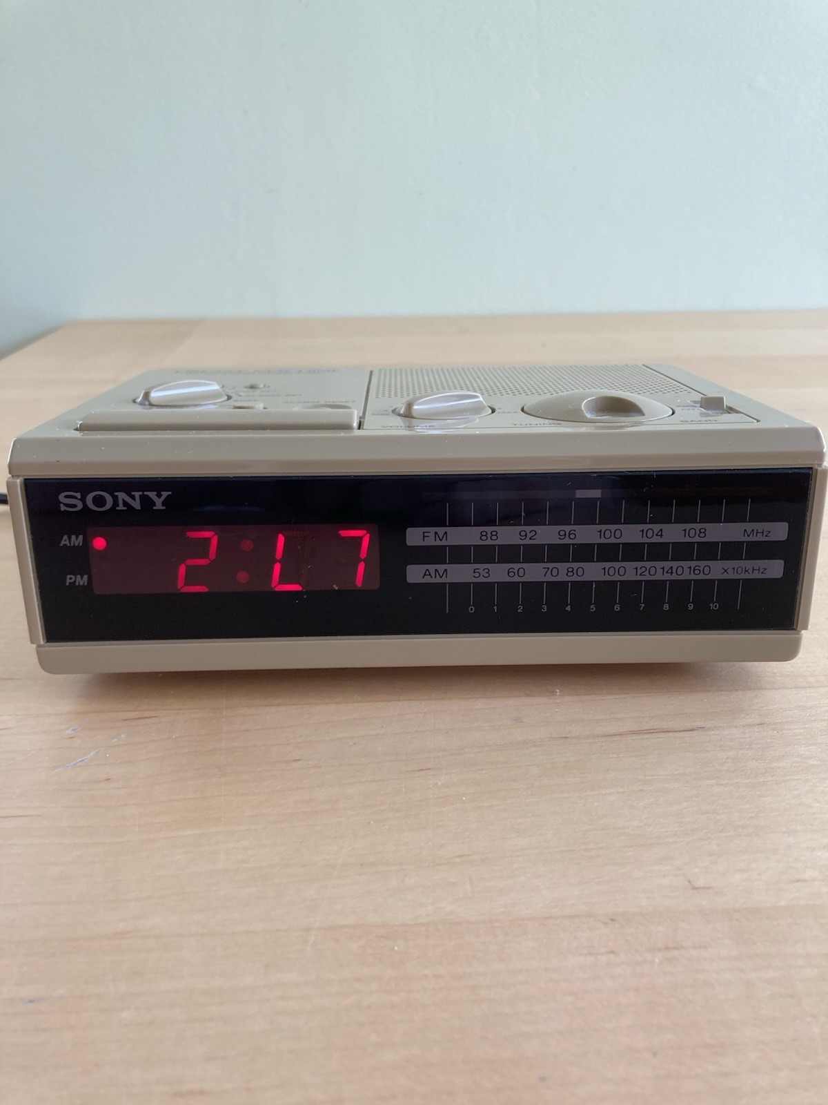 Vintage Sony Dream Machine Digital Alarm Clock Radio FM/AM Beige 1980s ICF-C2W