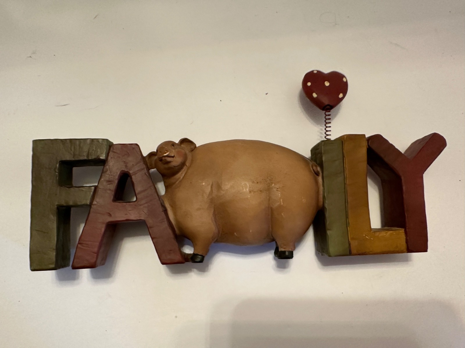 Farmhouse Folkart Pig/Hog Themed Shelf Sitter Sign « Family » W/Heart Resin