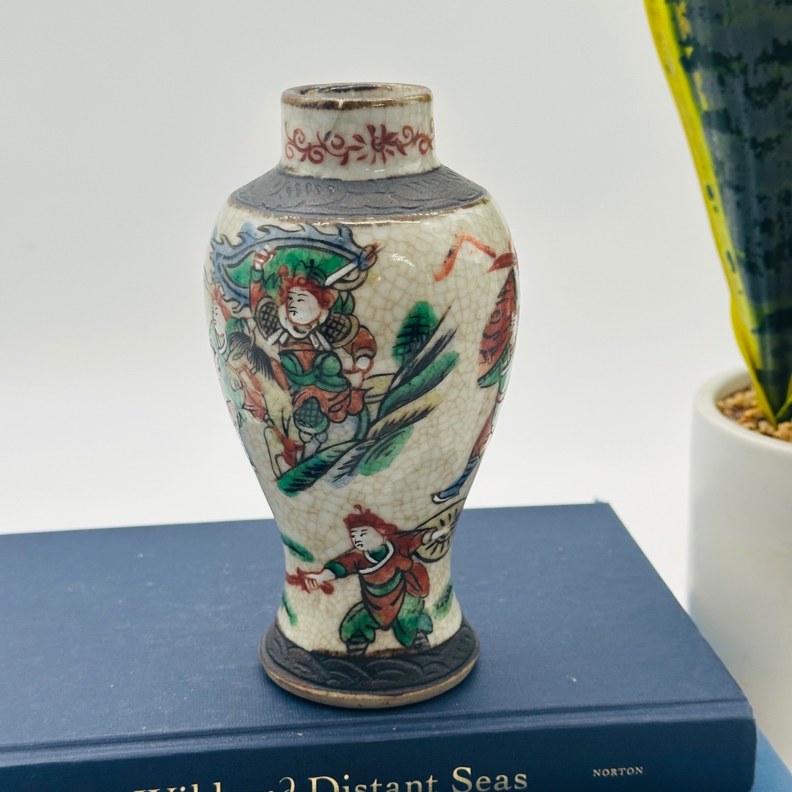 Vintage or Antique Chinese Nanking Crackle Glaze Vase Warrior Battle Scene 6.25&Prime;