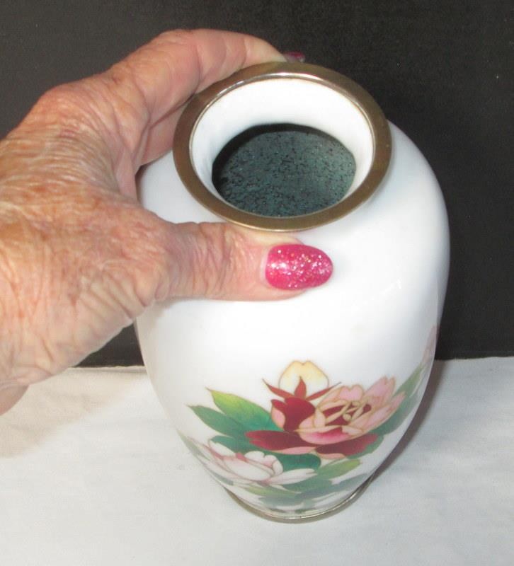 Vintage 7.5&Prime; Japanese Vase – White with Pink & Red Roses – Unknown Maker