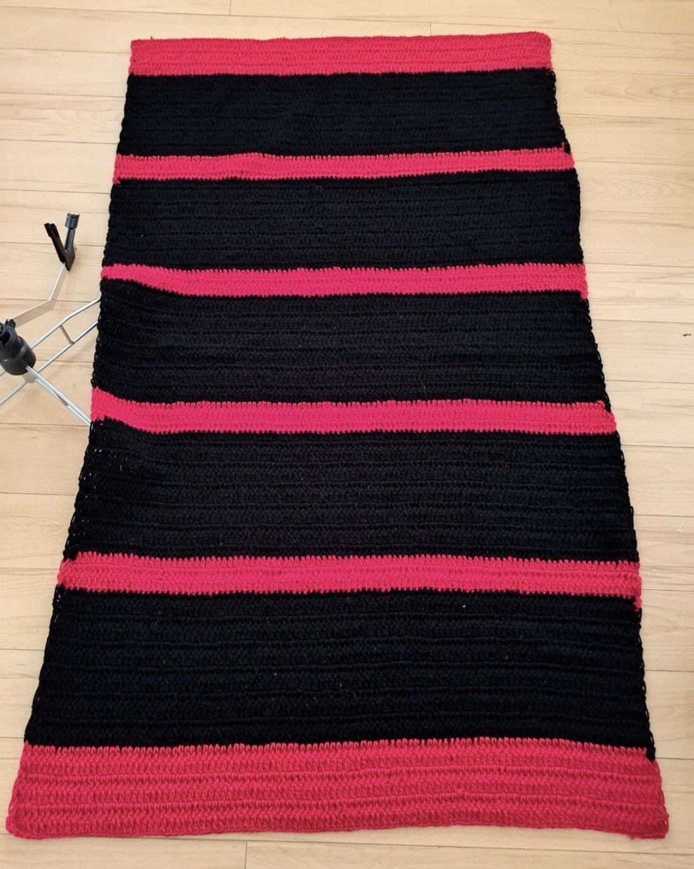 Vintage-Style Black Red Chunky Knit Blanket, Aesthetic Home Decor Throw 75×45