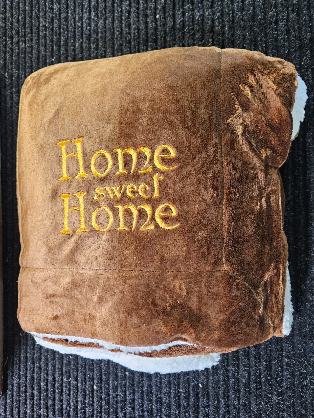Plush Throw Blanket with « Home Sweet Home » Embroidered 127 x 152 cm, Brown