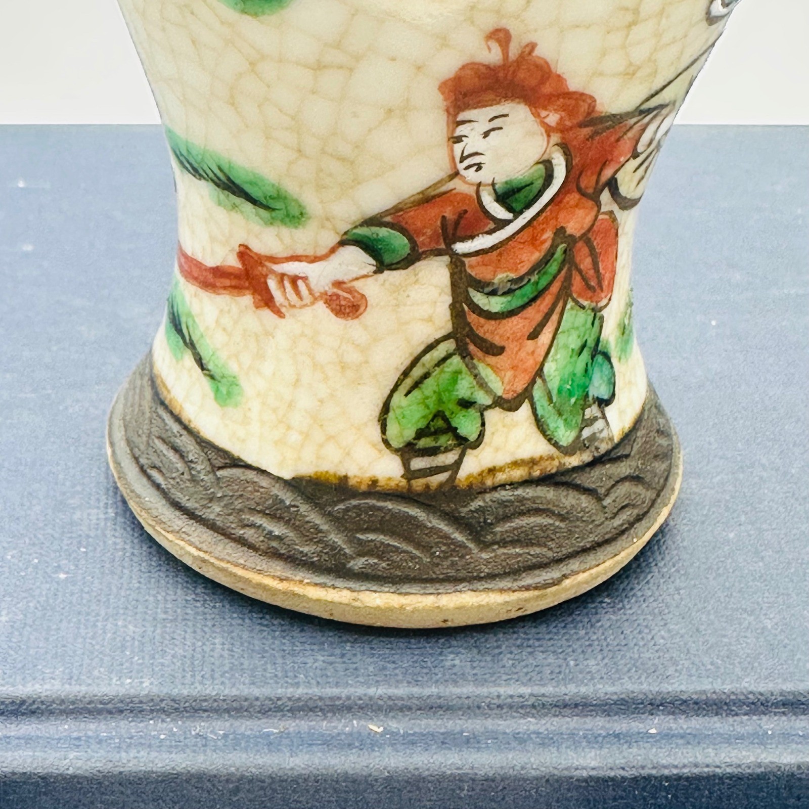 Vintage or Antique Chinese Nanking Crackle Glaze Vase Warrior Battle Scene 6.25&Prime;