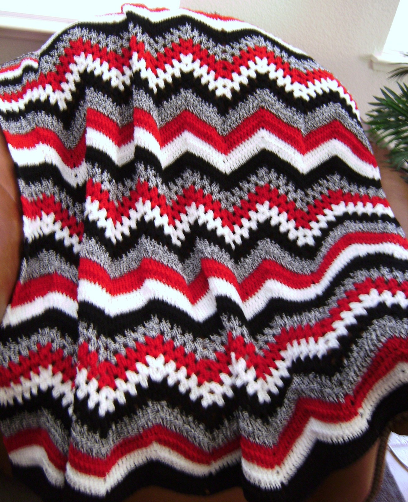 NEW HAND CROCHET BLACK RED WHITE RIPPLE AFGHAN LAP BLANKET LAPGHAN THROW
