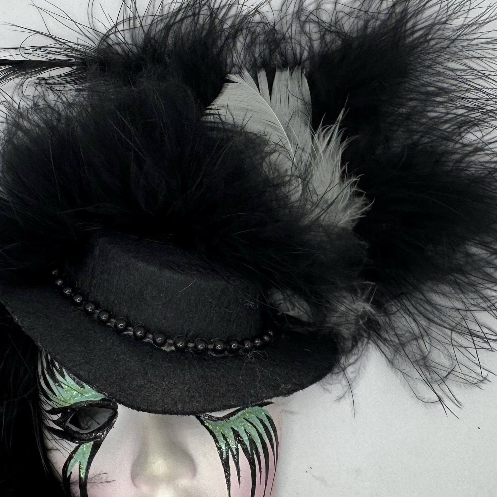 VTG Small 4&Prime; Clay Carnival Art Deco Mardi Gras Wall Mask Black Hat w/ Feathers