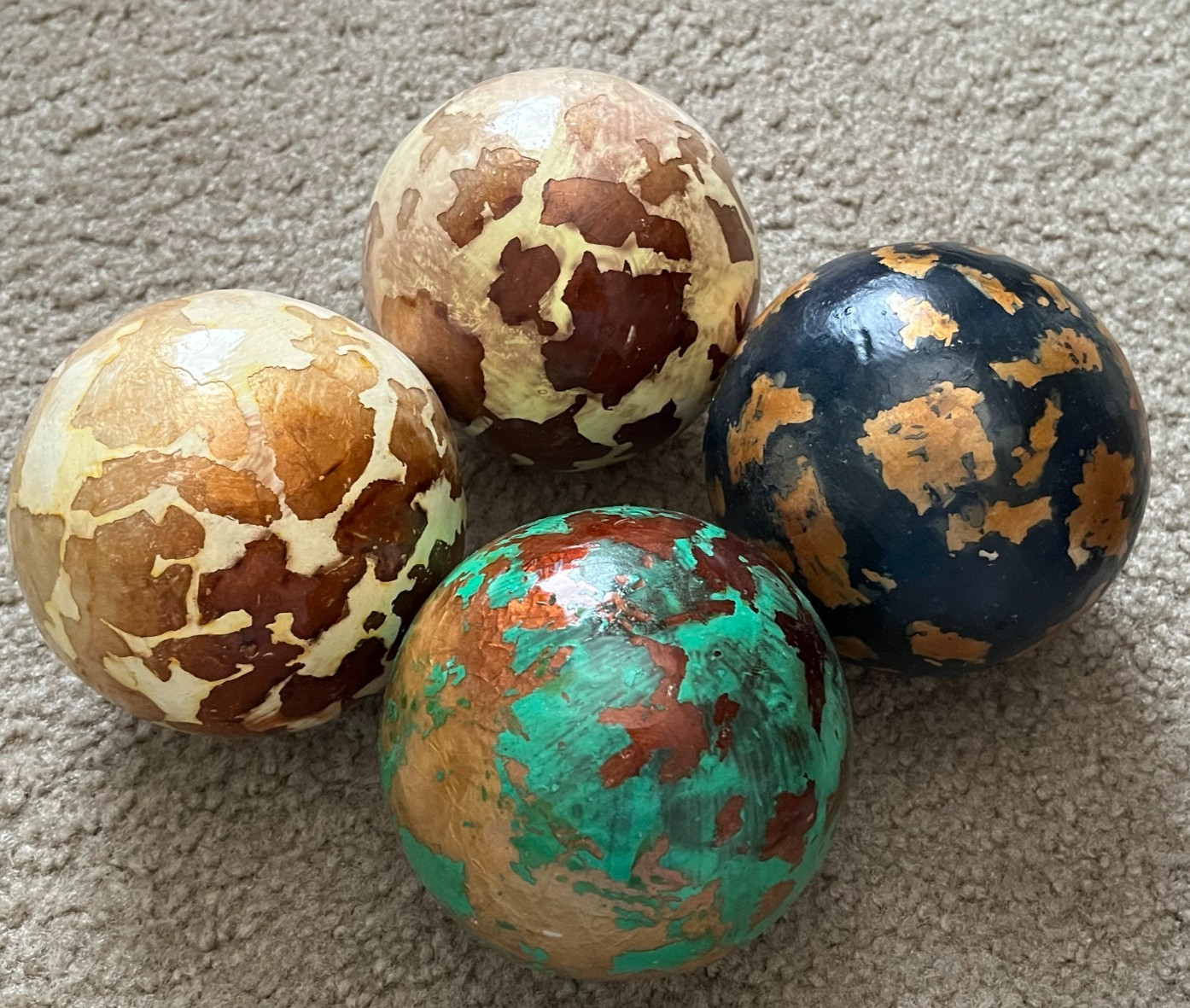 🌿SET of 4 DECORATIVE CARPET BALLS ORBS • PAPIER‑MACHE DECOUPAGE 4&Prime; DISTRESSED
