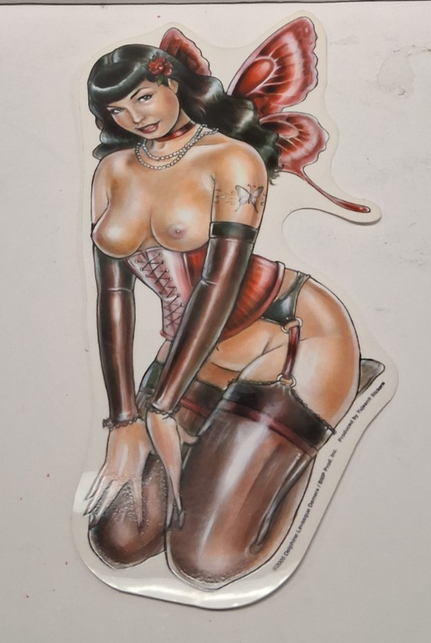 BETTIE PAGE STICKER DECAL « BETTIE FAIRY UNCOVERED » PIN-UP BY DEMERS 10 INCHES