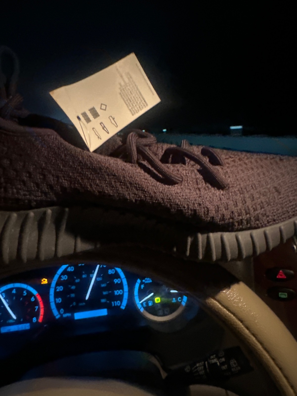 shows yezzy boost 350 v2 males 61/2