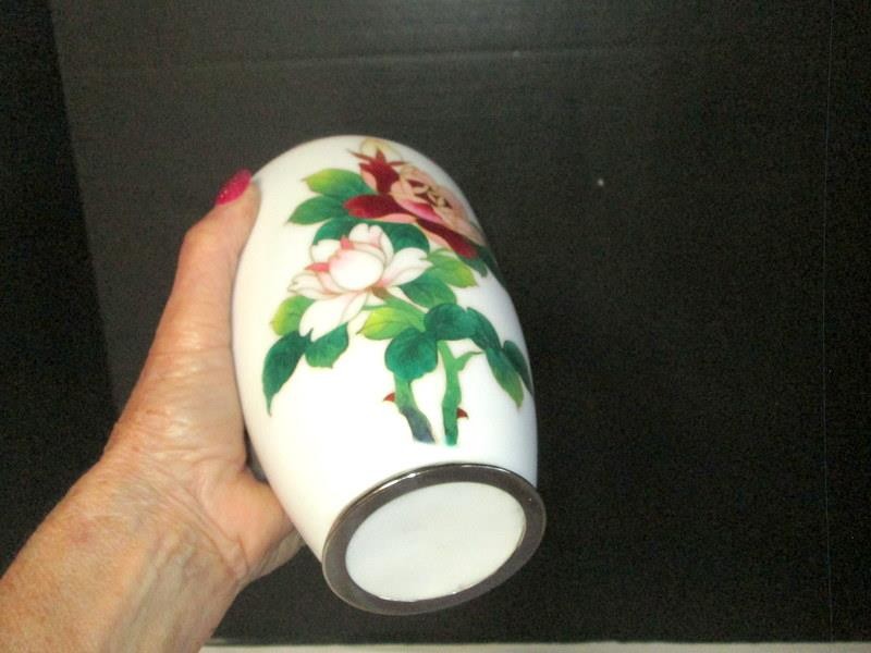 Vintage 7.5&Prime; Japanese Vase – White with Pink & Red Roses – Unknown Maker