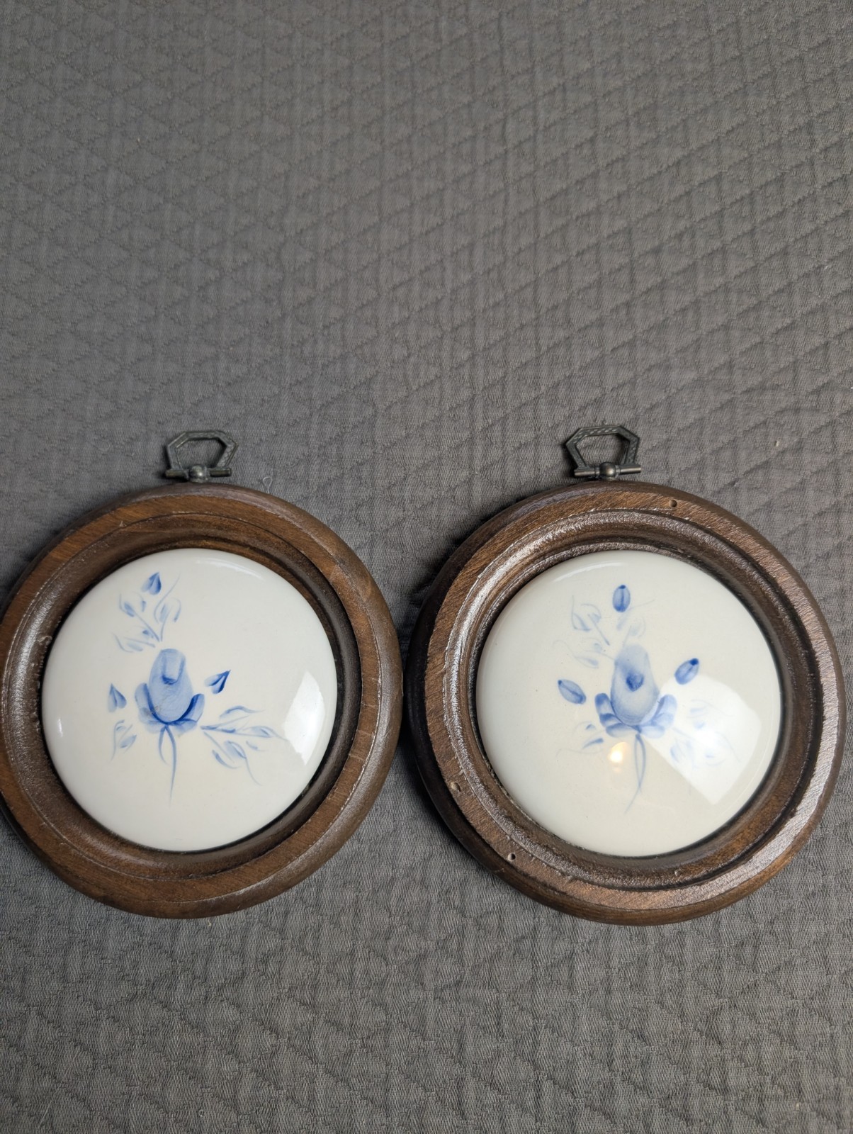 Vtg Homco Hand Painted Blue Rose Wall Decor 5&Prime; In Diameter 3.5&Prime; Ceramic Center