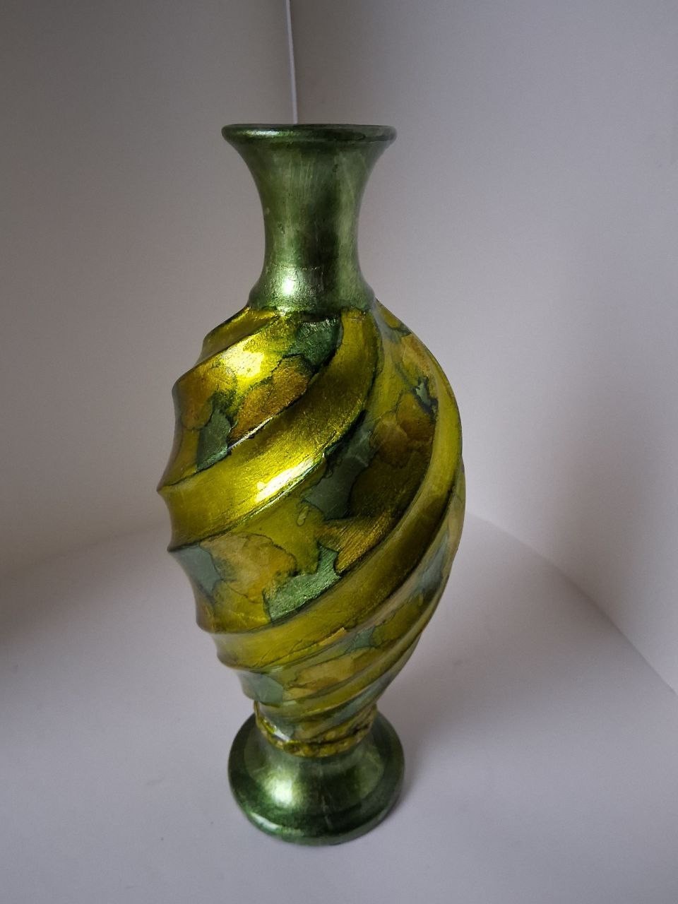 Green & Gold Metallic – Modern Art Deco Style – Spiral Resin Pedestal Vase