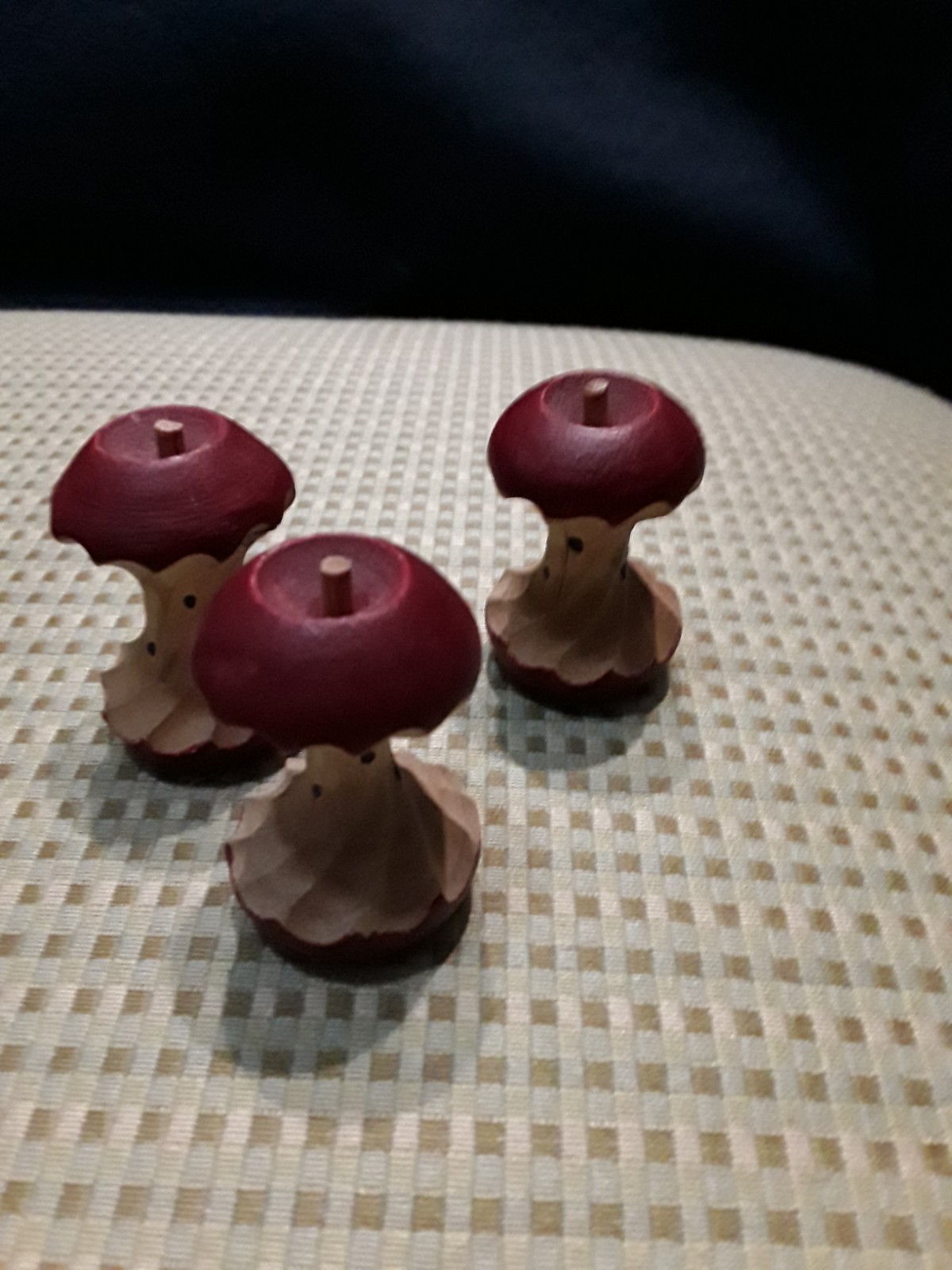 Small wooden carved red apples 4 whole and 3 cores adorable 1.5&Prime; x 1&Prime;