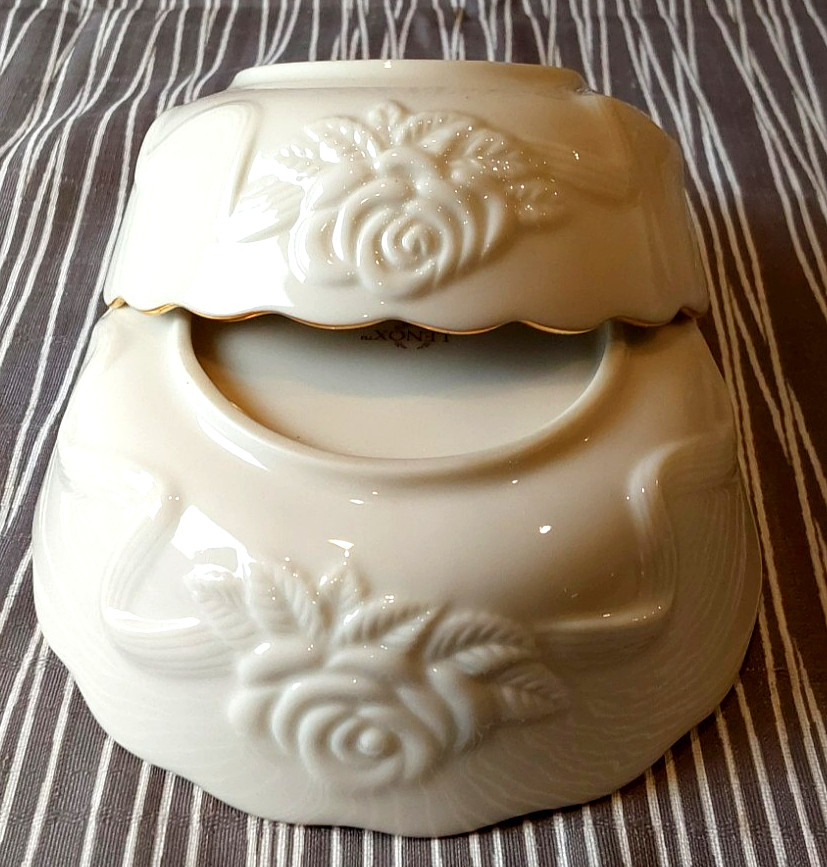 Lot of 2 Lenox Rosebud Collection 4 1/2&Prime; and 5 1/2&Prime; Bowls Gold Trim