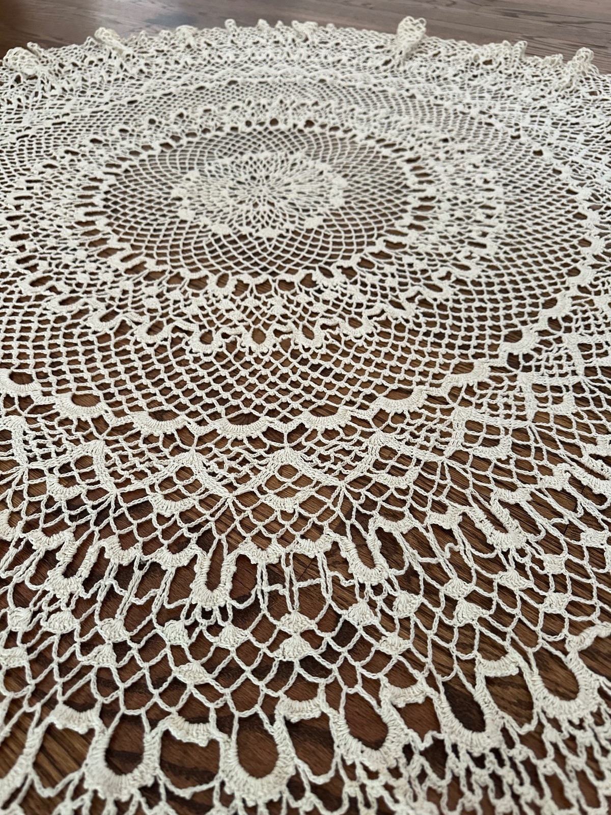 Handmade Round Crochet Lace Tablecloth 60&Prime; Diameter