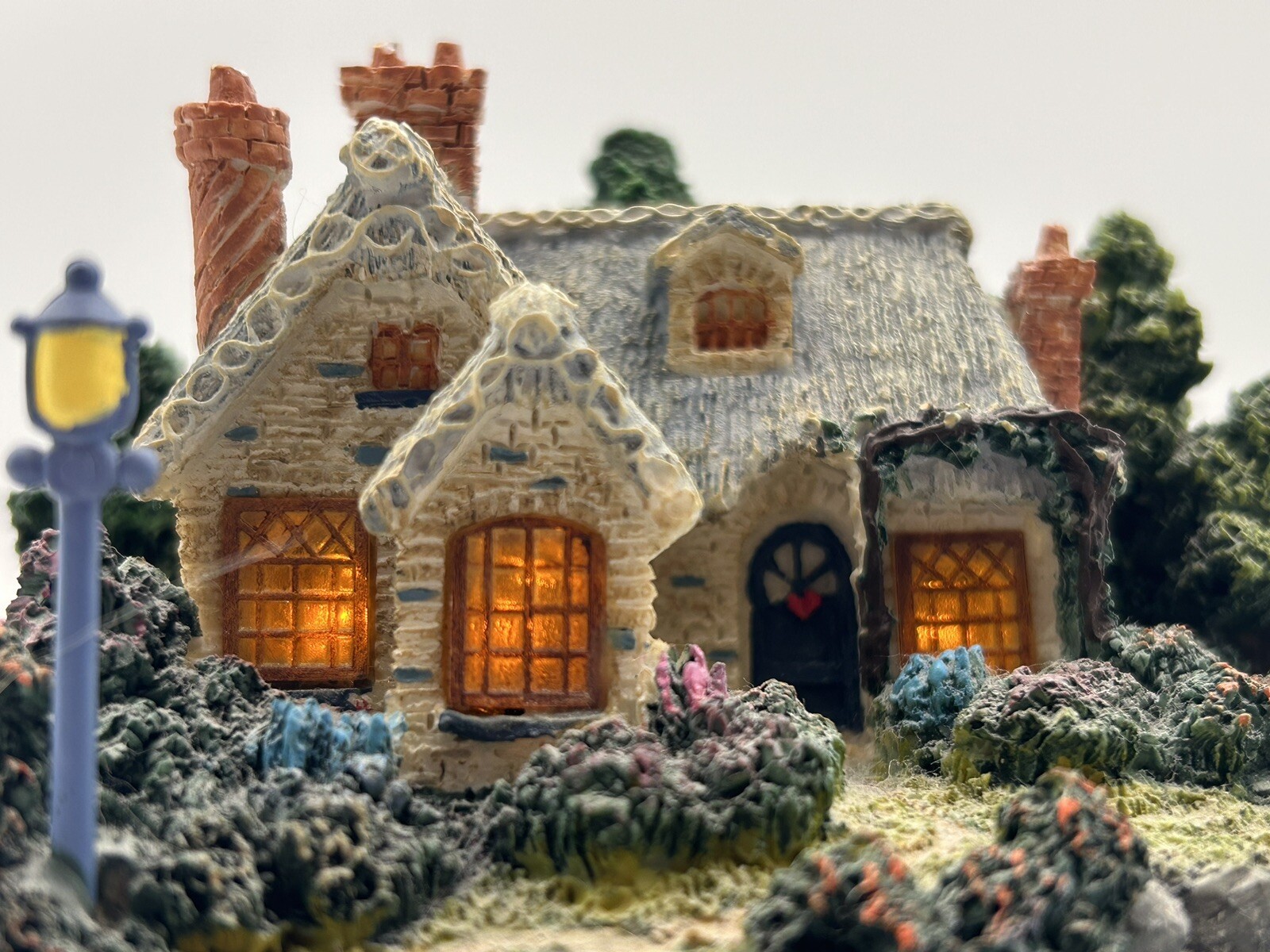 Thomas Kinkade Lighted EVERETTS COTTAGE Collectible Vignette Memories of Home