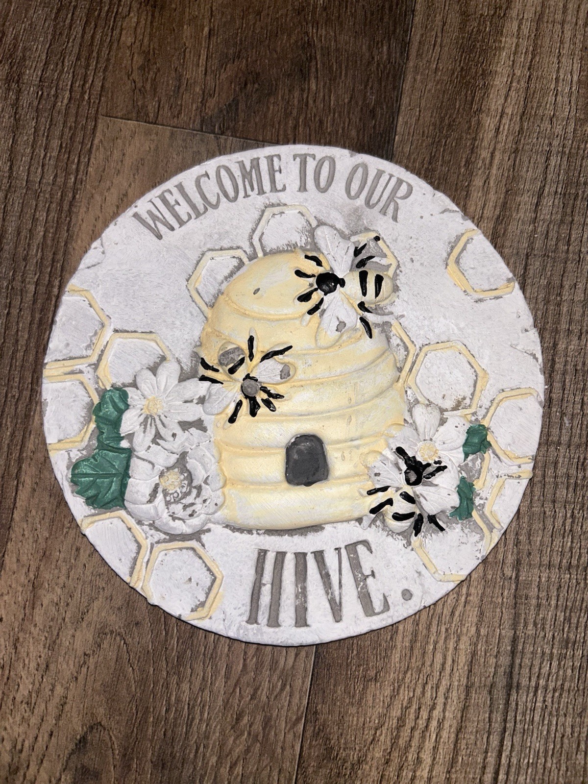 Bee Hive Decor Plaque – Resin, Round, White/Yellow Summer Spring Home Decor