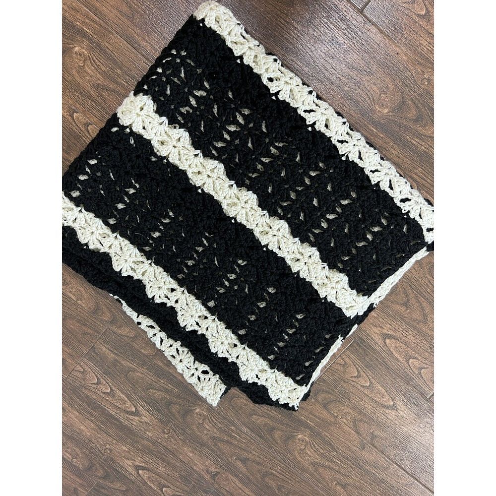 GORGEOUS BLACK & CREAMY WHITE GRANNY SQUARE CROCHET AFGHAN BLANKET THROW 44&Prime;X77&Prime;