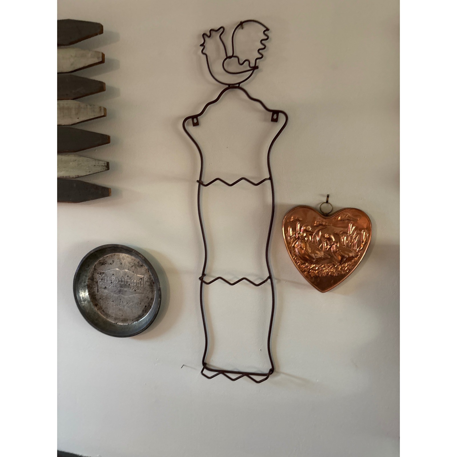 Vintage Metal Wire Rooster Wall Rack 3 Tier Plate Holder Farmhouse Decor Bronze