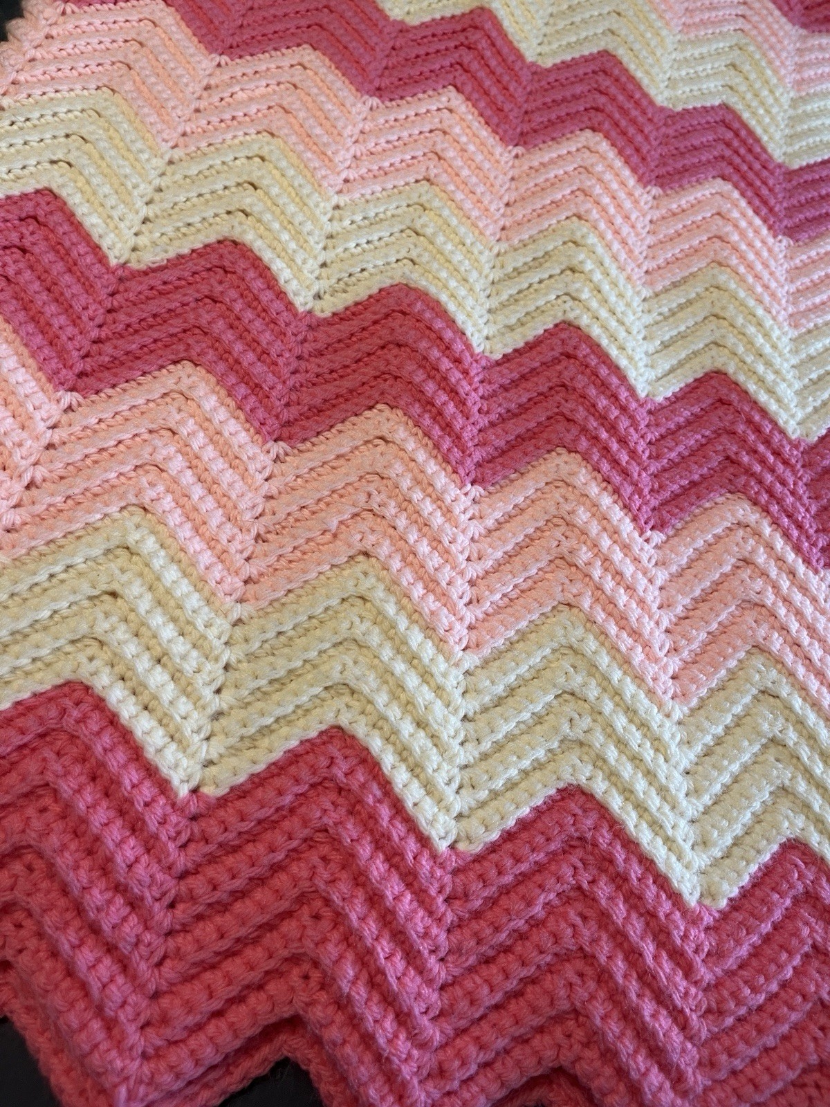 Handmade Chevron Zig Zag Crochet Afghan Blanket Throw 70&Prime;x55&Prime; Pinks White Cream