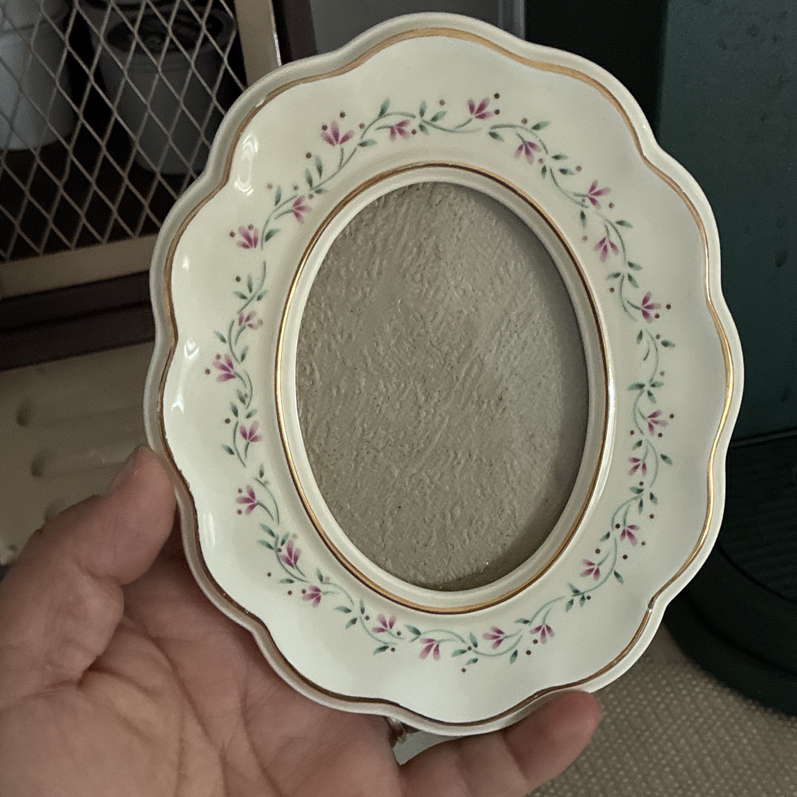 White Ceramic Oval Tabletop Picture Frame Floral Pink Flowers Gold Trim Easel