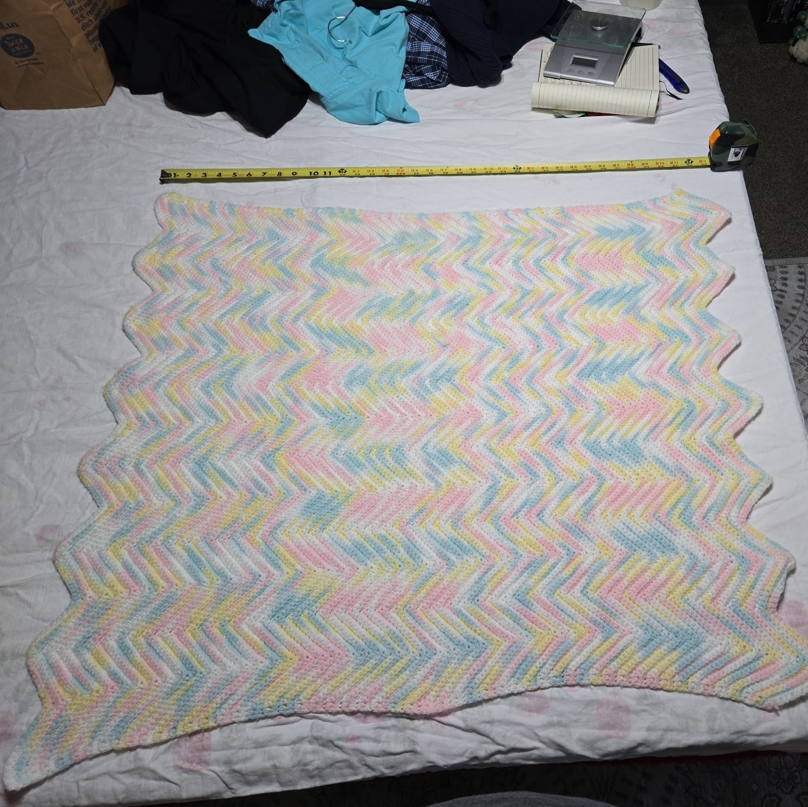 Vintage Unisex Pink Blue Ivory Yellow Zig Zag Baby Afghan 37&Prime; X 33&Prime; crochet