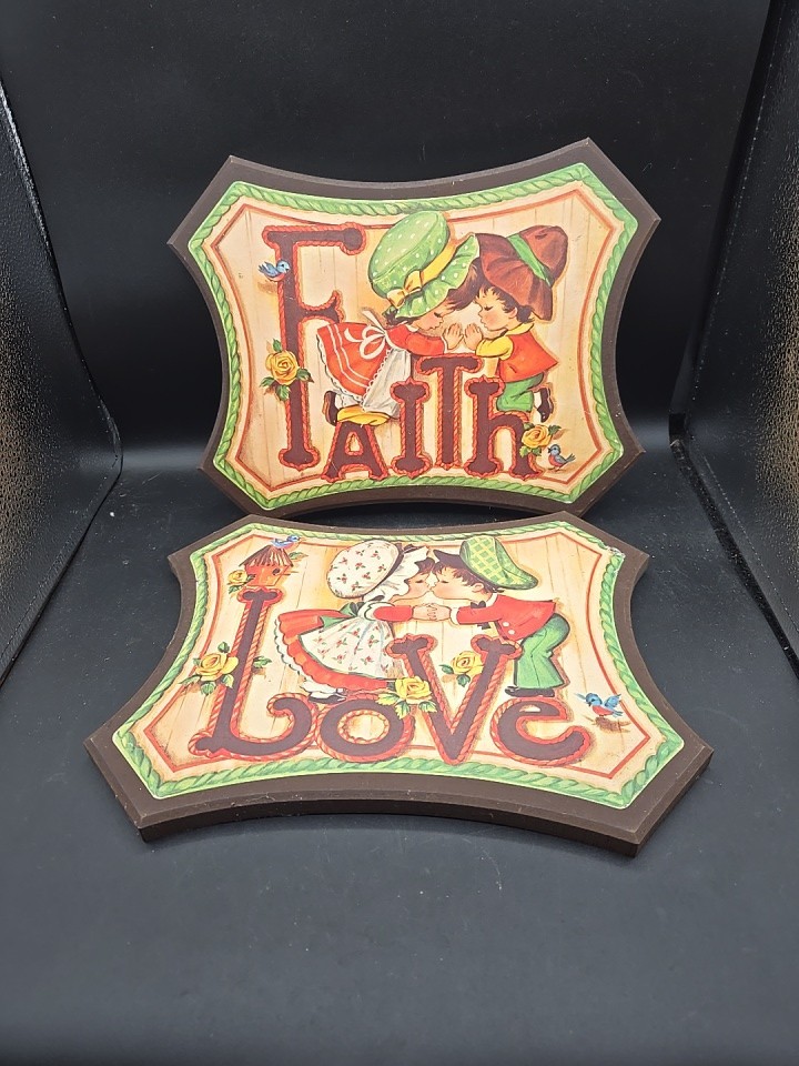HOMCO 1970&rsquo;s LOVE & FAITH Wooden Wall Plaques Decor Kissing/Praying Vintage