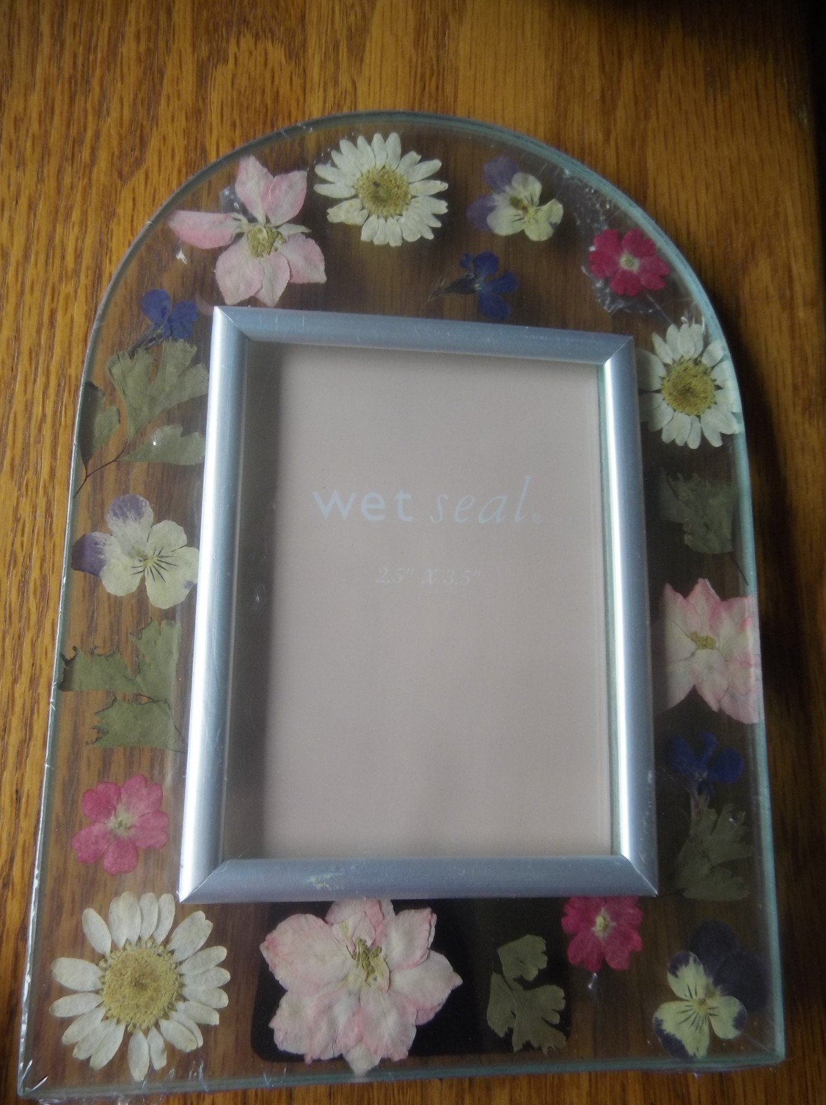 Pressed Dried Flowers Glass Picture Frame 4.75&Prime; X 6.5&Prime; holds a 2.5&Prime; x 3.5&Prime; Photo