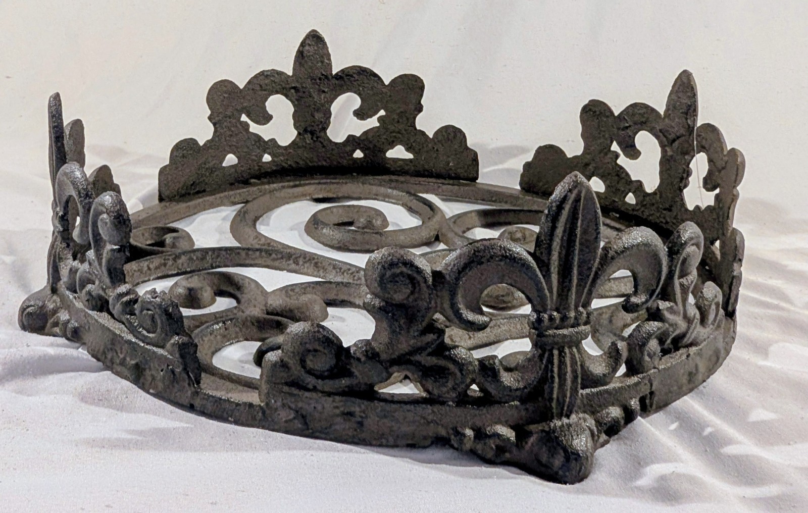 Wrought Iron Plate Charger Holder 12.5&Prime; – Heavy Metal Scalloped Base