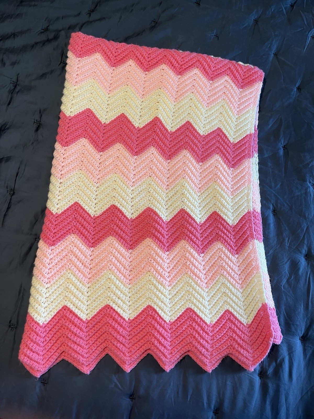 Handmade Chevron Zig Zag Crochet Afghan Blanket Throw 70&Prime;x55&Prime; Pinks White Cream