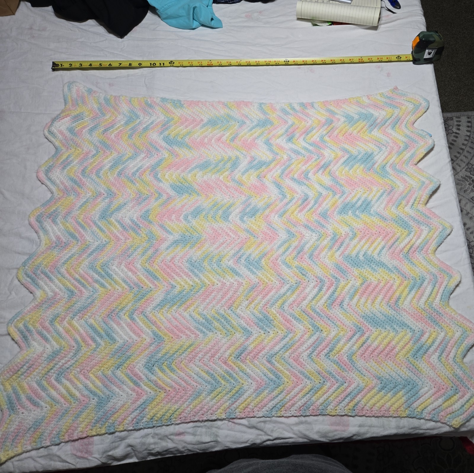 Vintage Unisex Pink Blue Ivory Yellow Zig Zag Baby Afghan 37&Prime; X 33&Prime; crochet