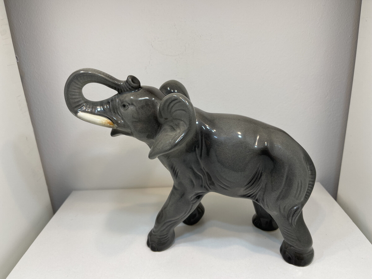 Collector porcelain figurine elephant 20 x 17 cm. Excellent Condition