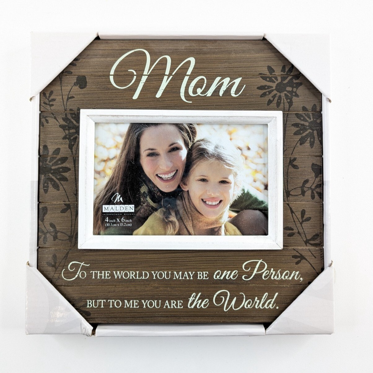 « Mom… To Me You Are The World » 4 x 6&Prime; Walnut Wood Picture Frame – Great Gift!