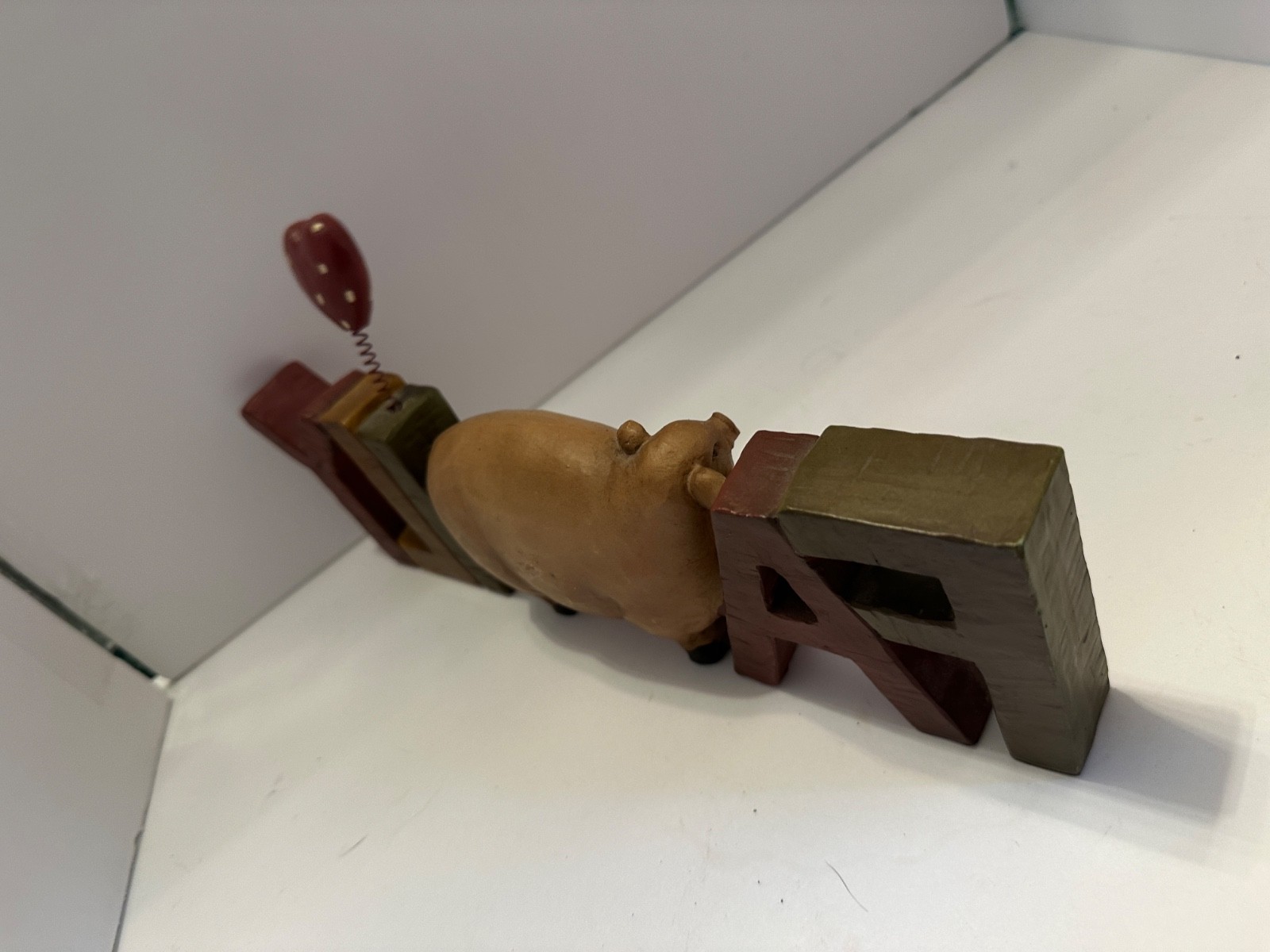 Farmhouse Folkart Pig/Hog Themed Shelf Sitter Sign « Family » W/Heart Resin