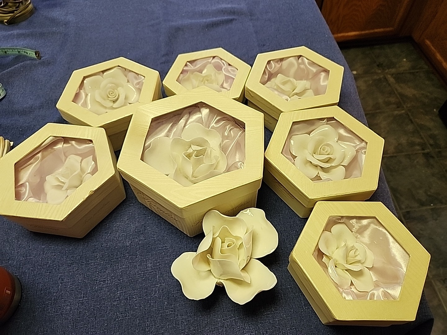 8 White Porcelin Rose&rsquo;s 2 Large 5 By 4.5 In. 4 Medium 3.5 By 3.5 2 Small 3by