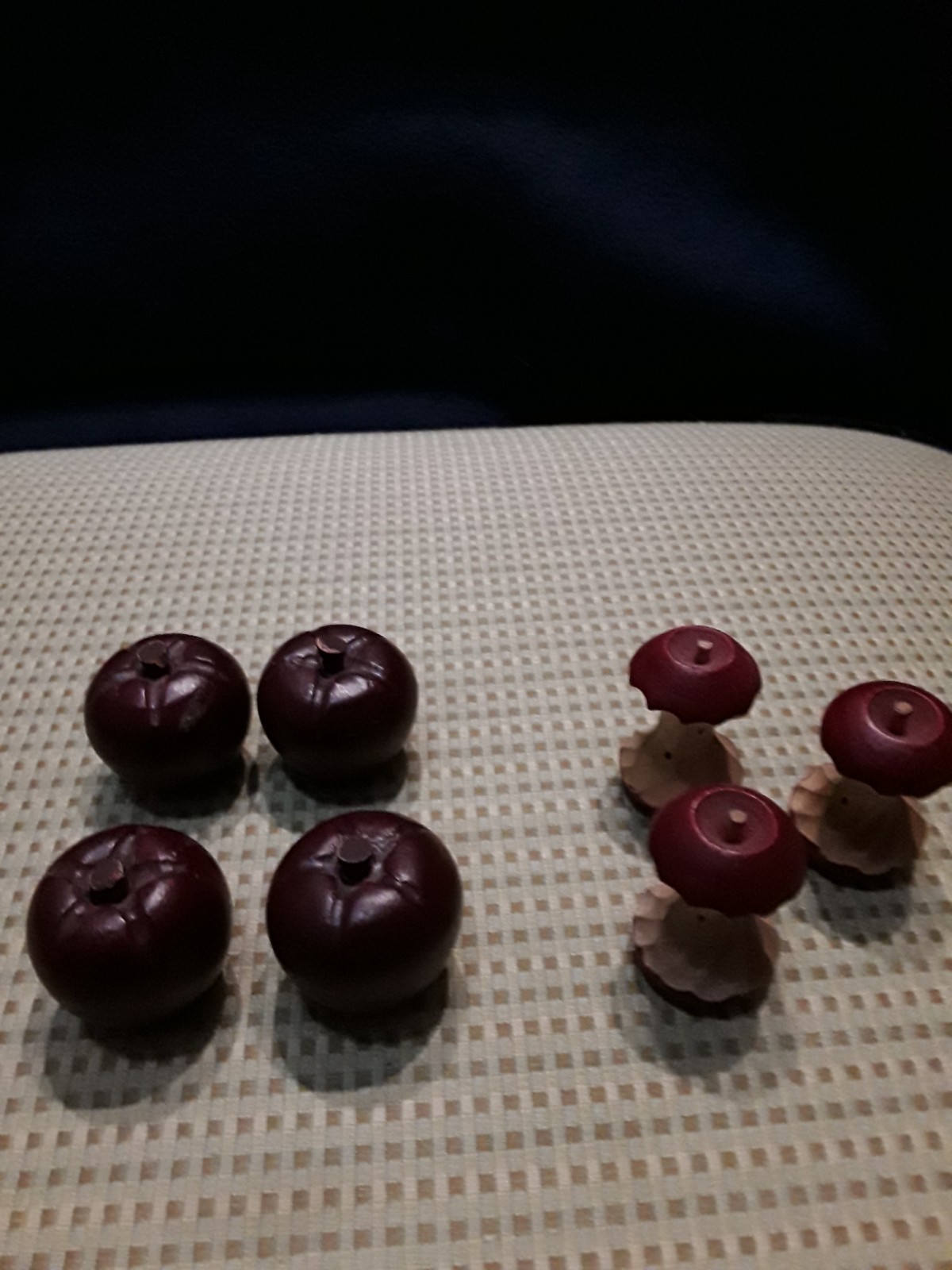 Small wooden carved red apples 4 whole and 3 cores adorable 1.5&Prime; x 1&Prime;
