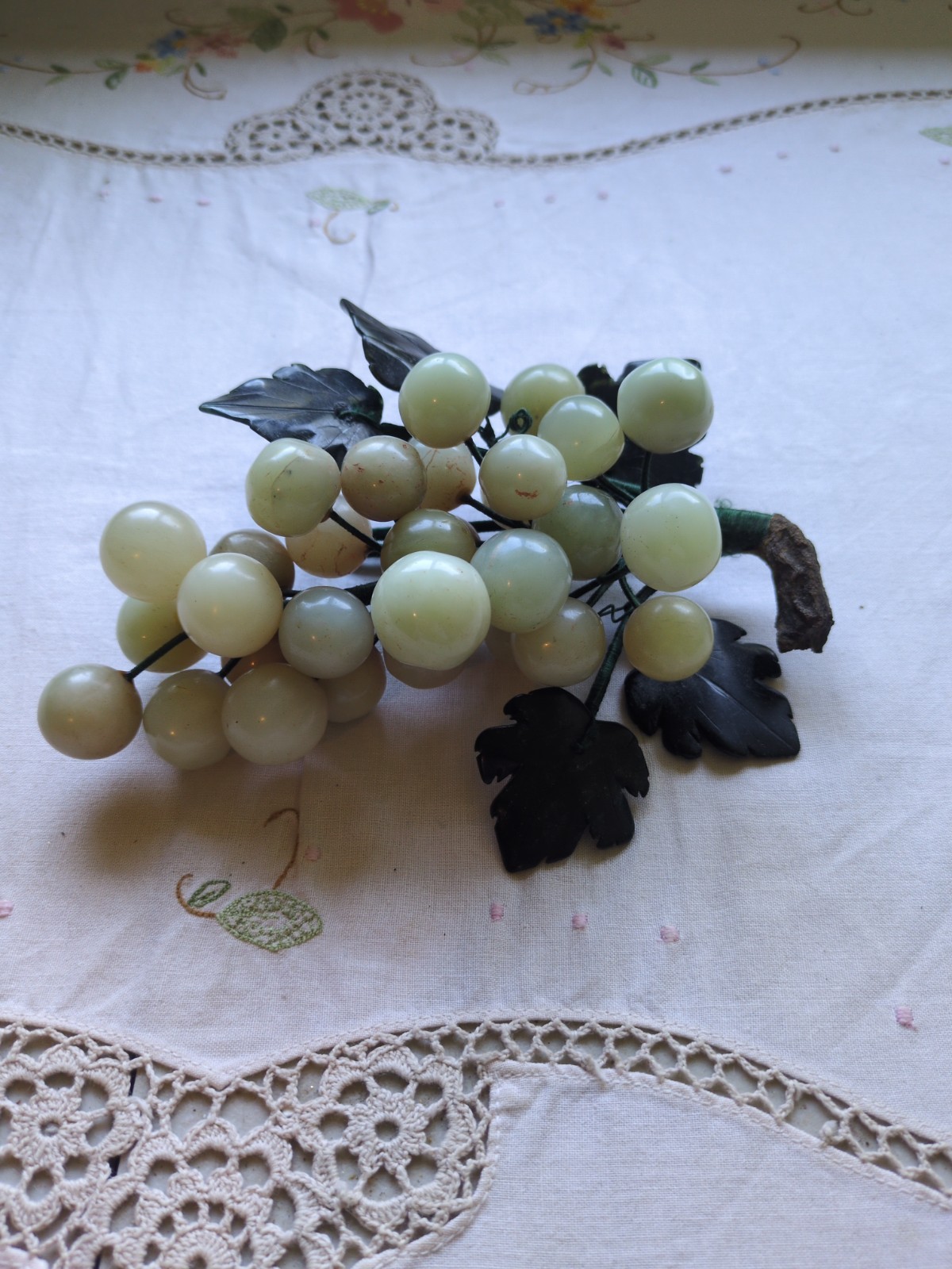 Vintage Natural Carved Jade Stone Cluster Grapes 7&Prime;