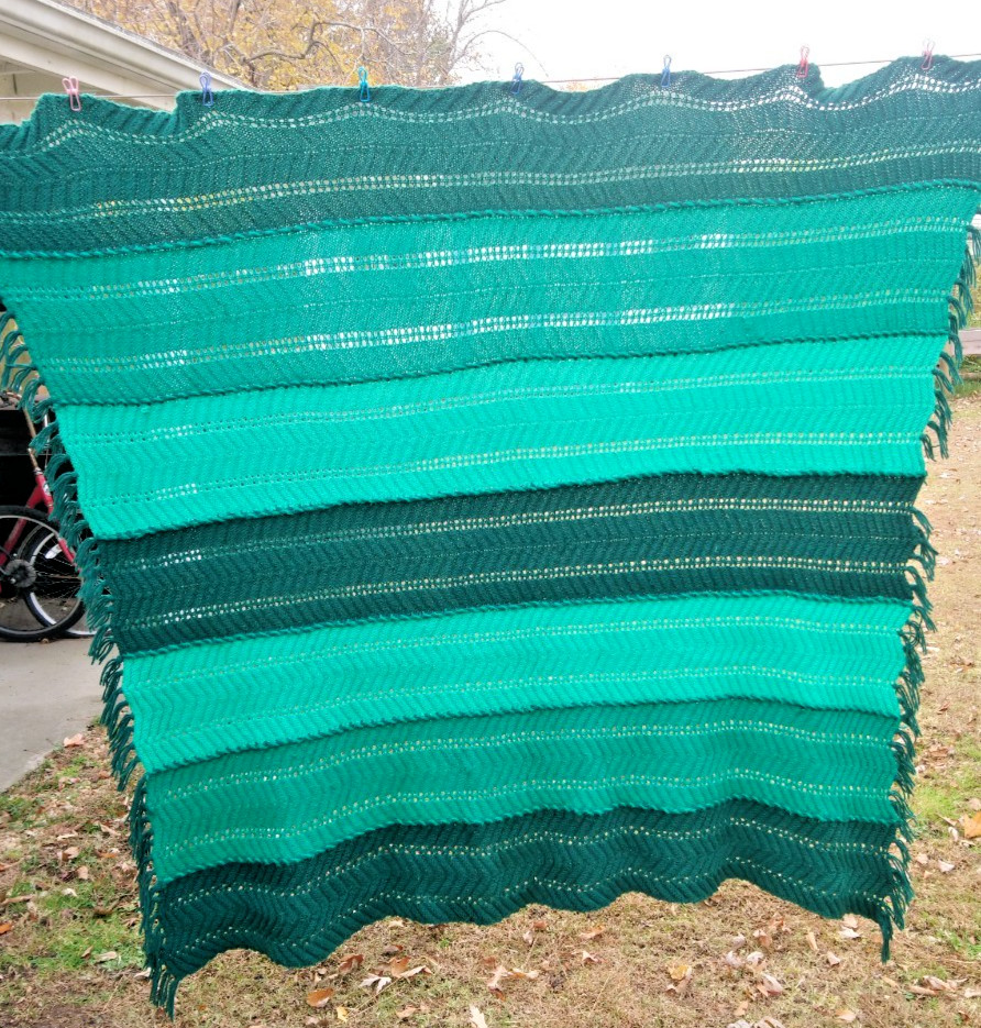 VTG Handmade Green Striped Zigzag Crochet Afghan 90&Prime; X 70&Prime;