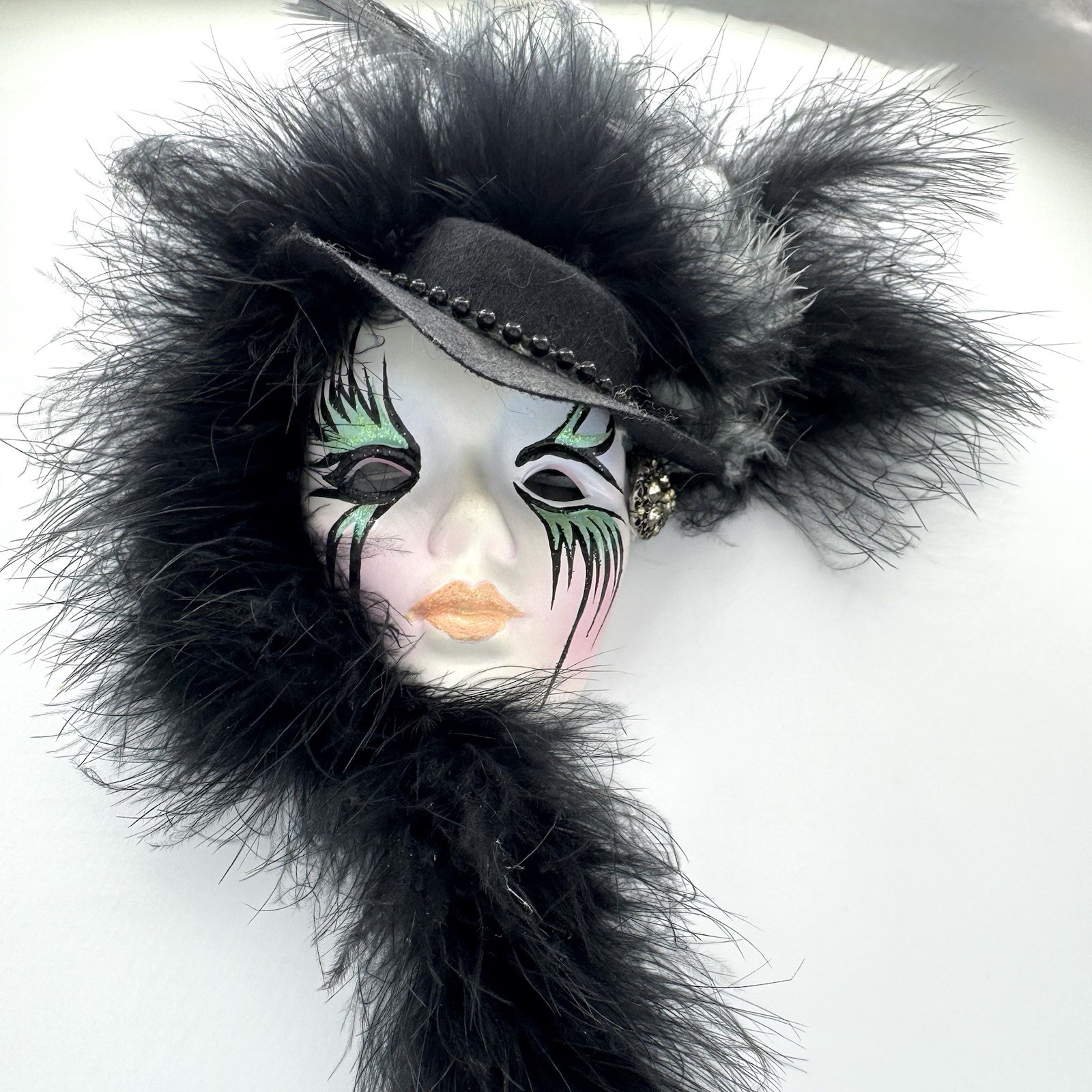 VTG Small 4&Prime; Clay Carnival Art Deco Mardi Gras Wall Mask Black Hat w/ Feathers