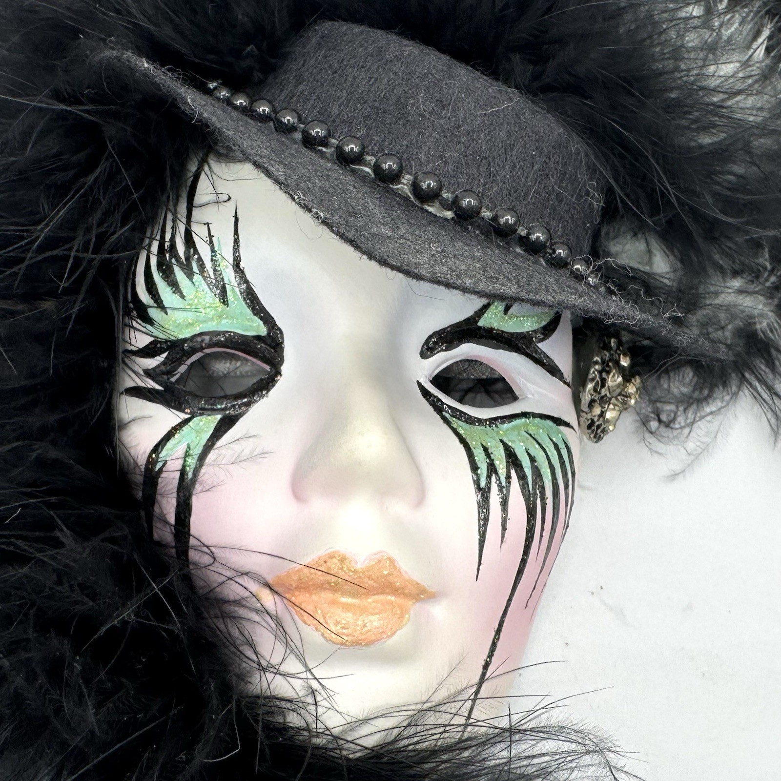 VTG Small 4&Prime; Clay Carnival Art Deco Mardi Gras Wall Mask Black Hat w/ Feathers