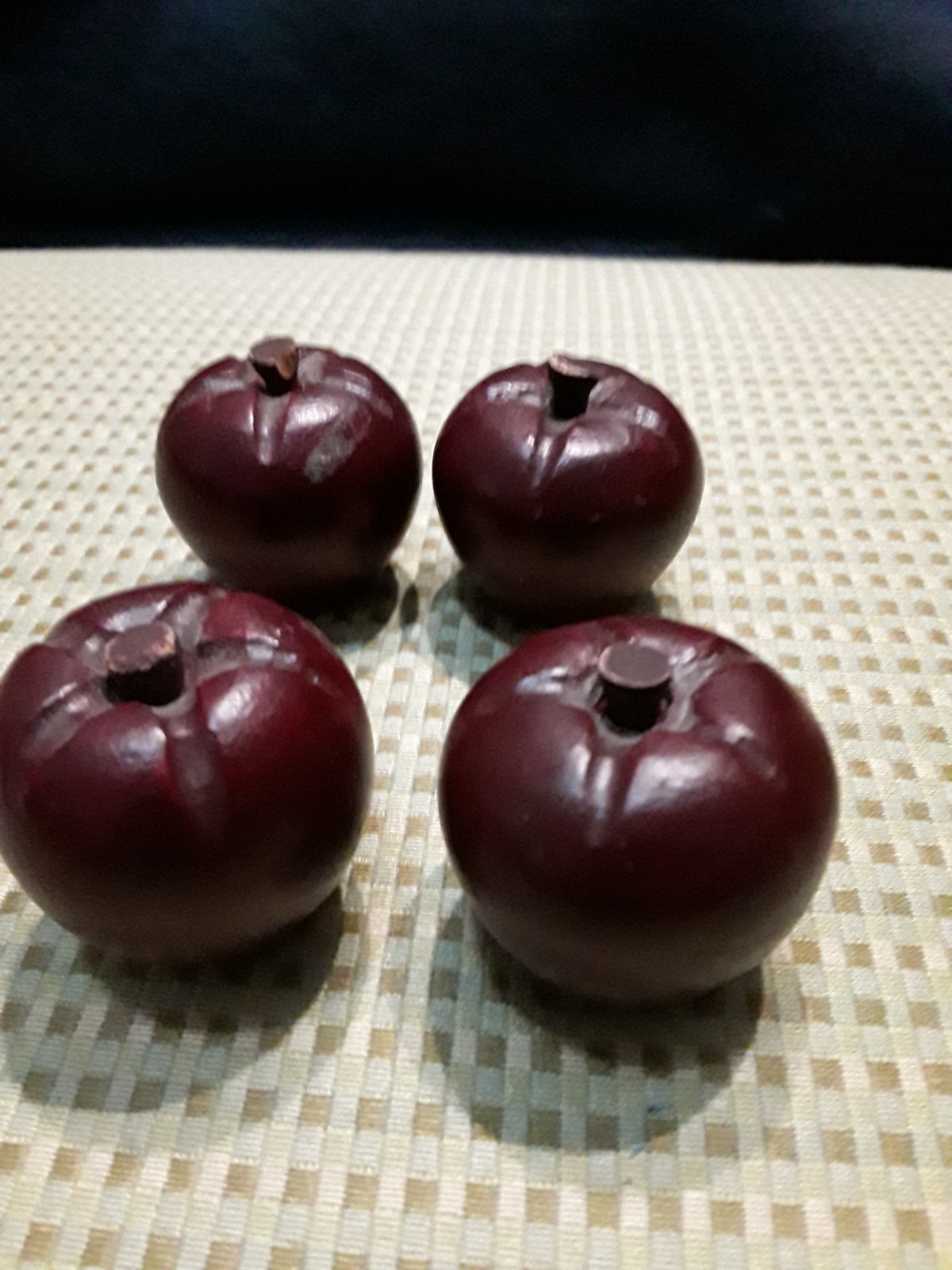 Small wooden carved red apples 4 whole and 3 cores adorable 1.5&Prime; x 1&Prime;