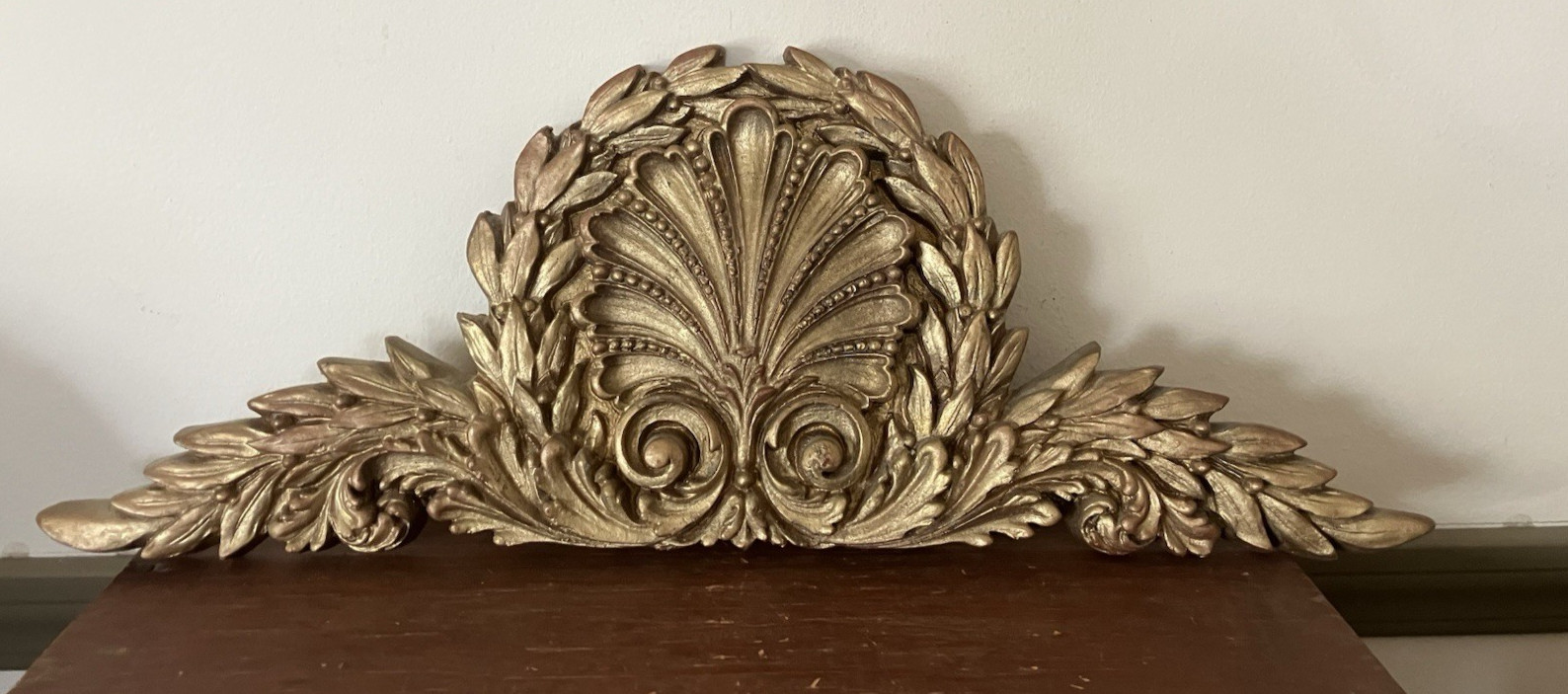 Vintage-Style Shell Sculpture Friez Gold Wall Sculpture 21.5&Prime; x 7.5&Prime; x 1&Prime; Resin