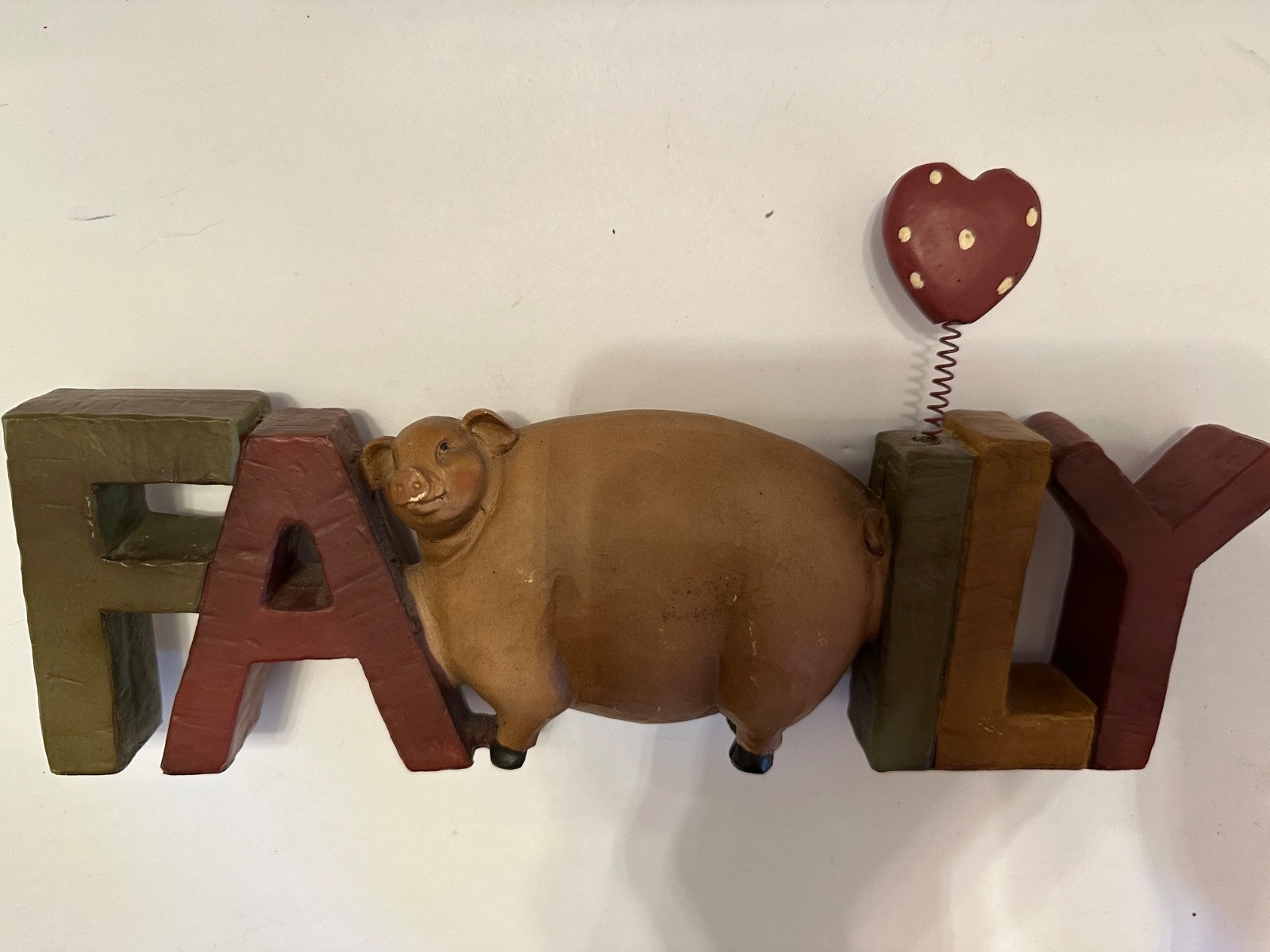 Farmhouse Folkart Pig/Hog Themed Shelf Sitter Sign « Family » W/Heart Resin
