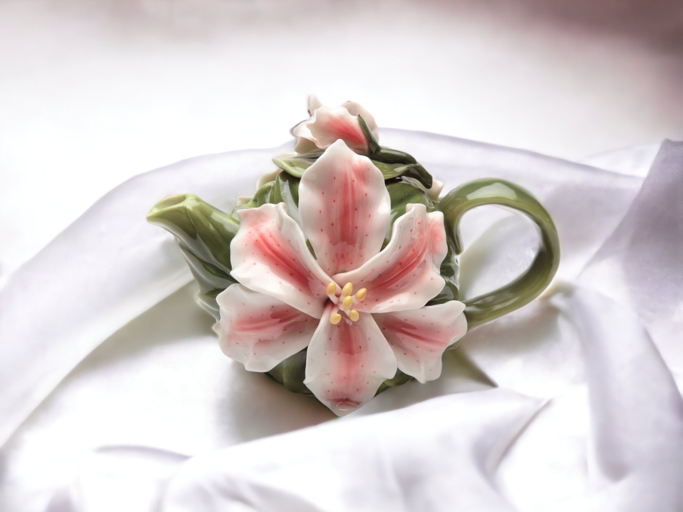 Ceramic Lily Flower Teapot, Gift for Her, Gift for Mom, Tea Party Décor, Café Dé