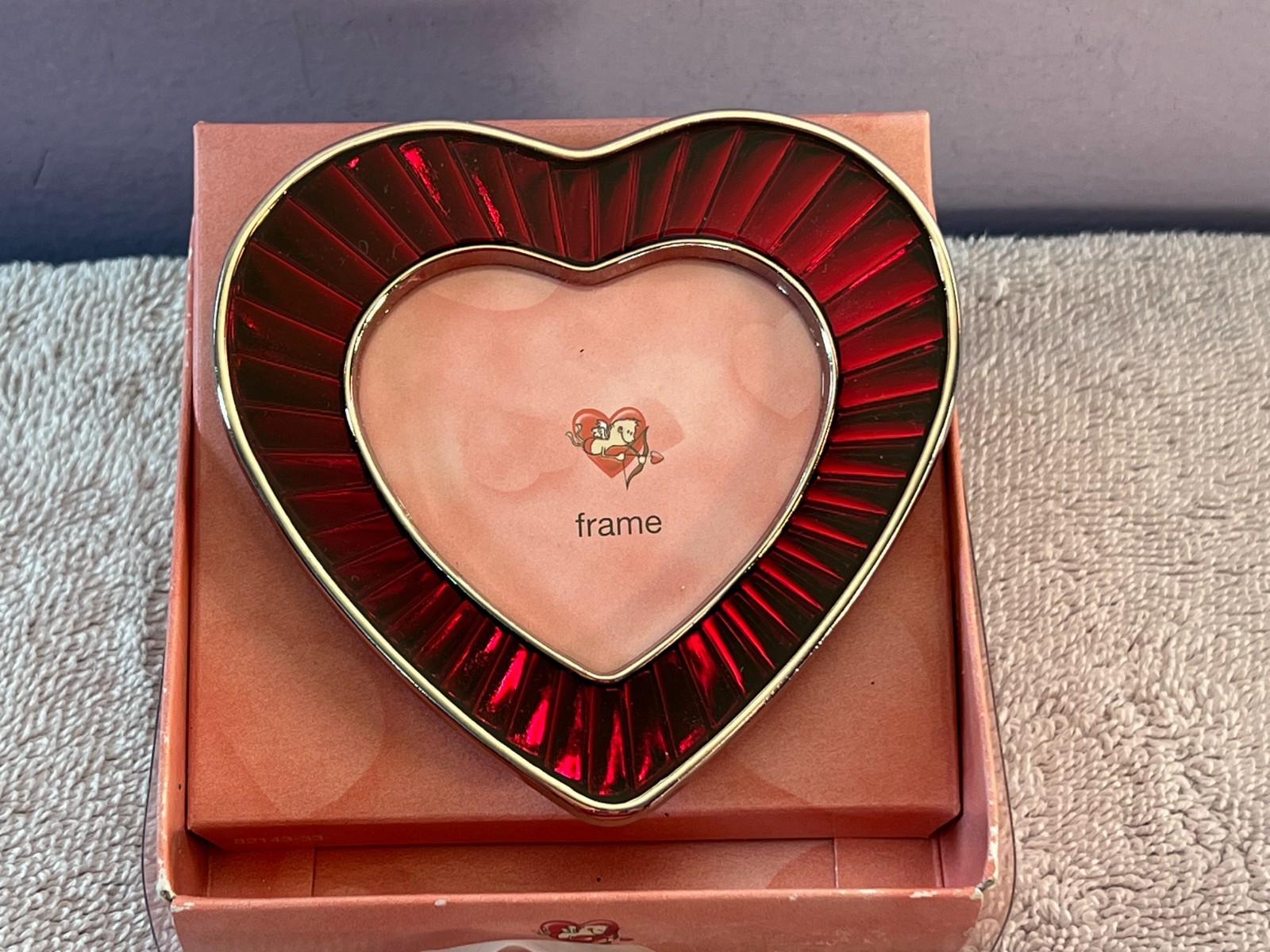 Photo Picture Frame Heart Shape red enamel border 2.5&Prime; X 2.5&Prime; Valentines AA2291