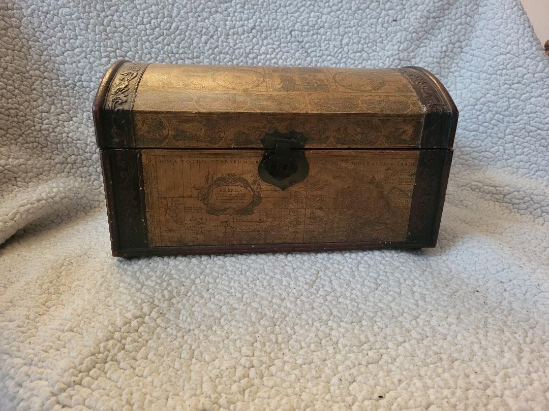 Lined vintage style treasure chest/ 14&Prime; x 9&Prime; x 7 1/2&Prime;
