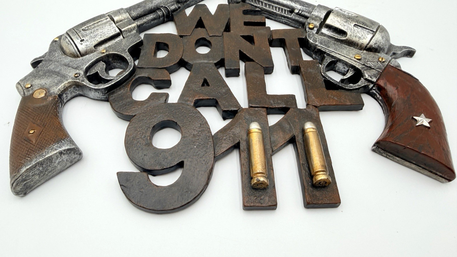 Wall Hanging Resin « We Don&rsquo;t Call 911&Prime; Sign 11.5&Prime; x 9.5 »