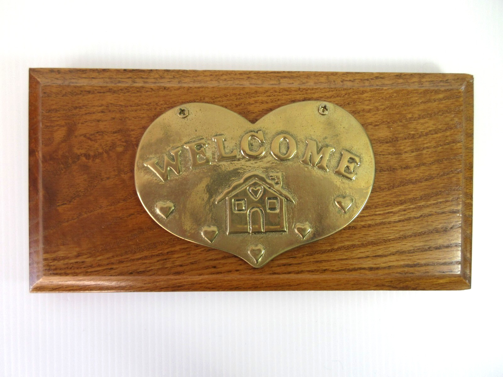 WELCOME Plaque Sign Wall Hanging Door Hanger ~ Brass Heart / Oak Base