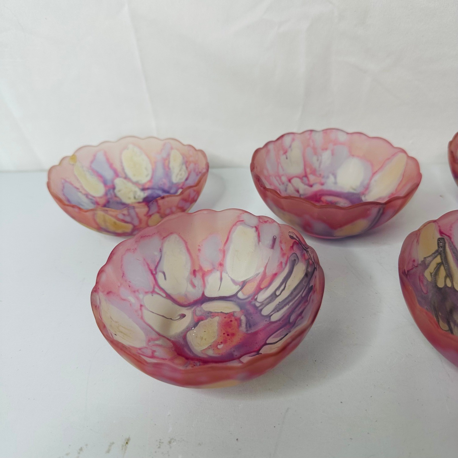 Set of 5 Pink Purple Marbled Art Glass Scalloped Decorative Trinket Bowls 4.5&Prime;