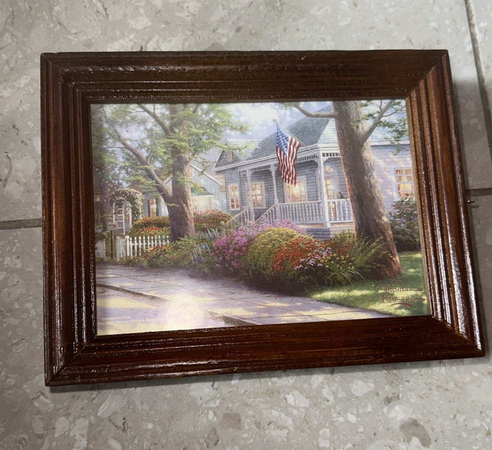 NIB Thomas Kinkade Hometown Pride wooden 8.5 x 6.5&Prime; wall mounted key holder box