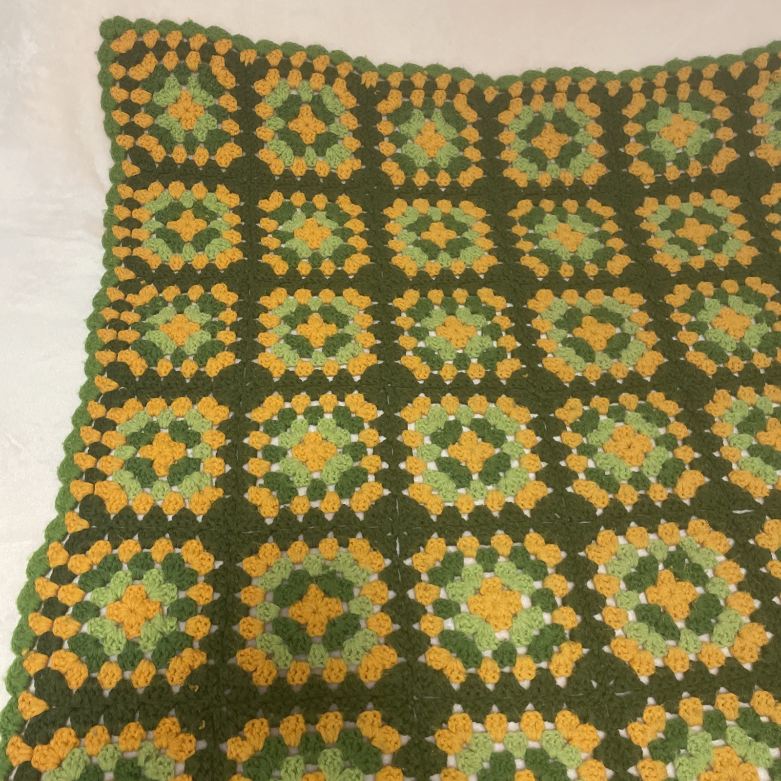 Vintage Handmade CROCHETED Throw BLANKET AFGHAN BOHO GRANNY Squares 44&Prime; X 60&Prime;